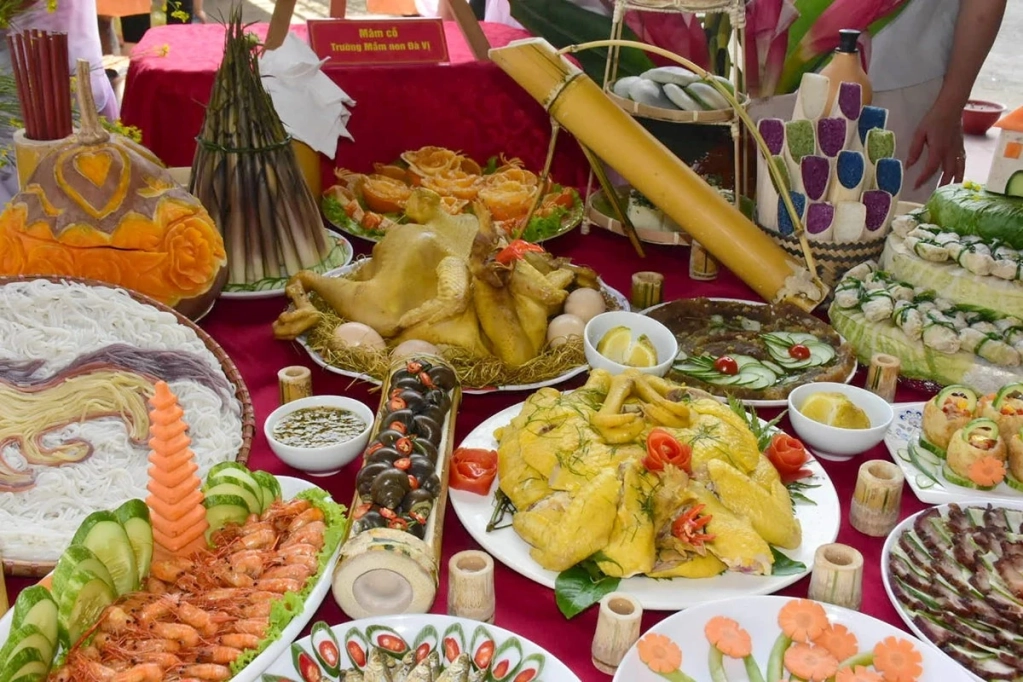 Local specialties were skillfully and harmoniously arranged on each tray.