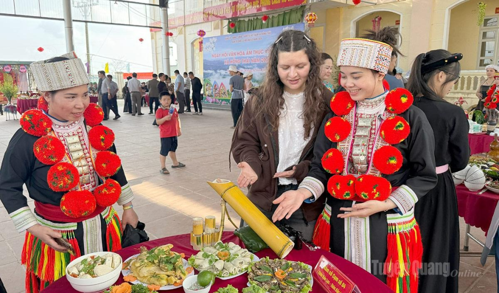 International visitors shared their impressions of the beautifully presented dishes at Hong Thai Commune.