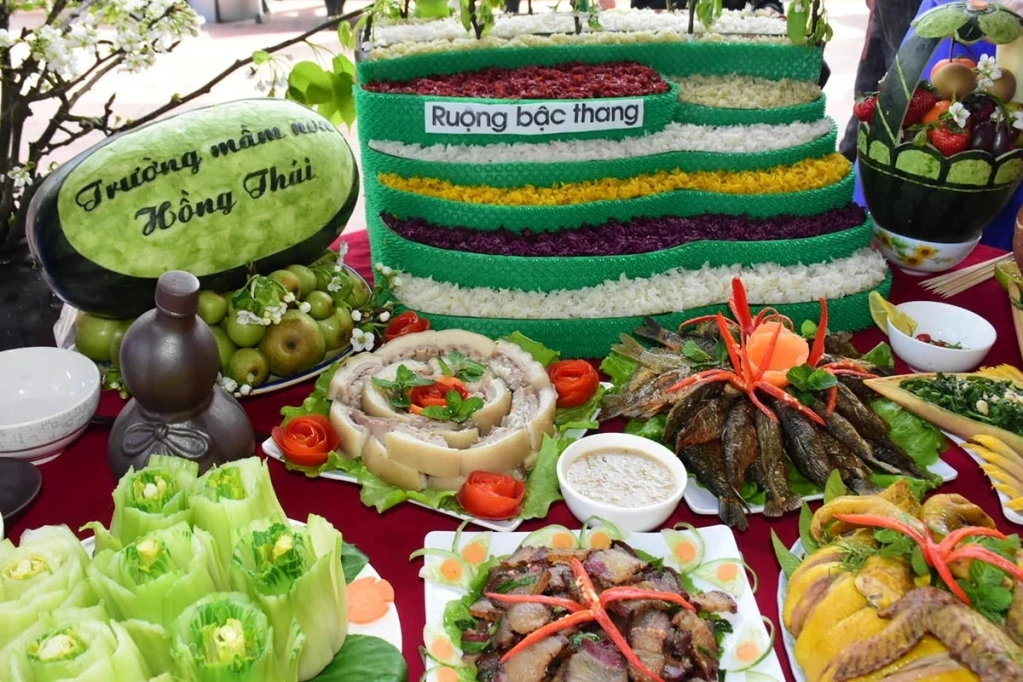 A miniature model of Hong Thai’s terraced fields was creatively incorporated into the presentation, bearing the distinctive imprint of the locality.