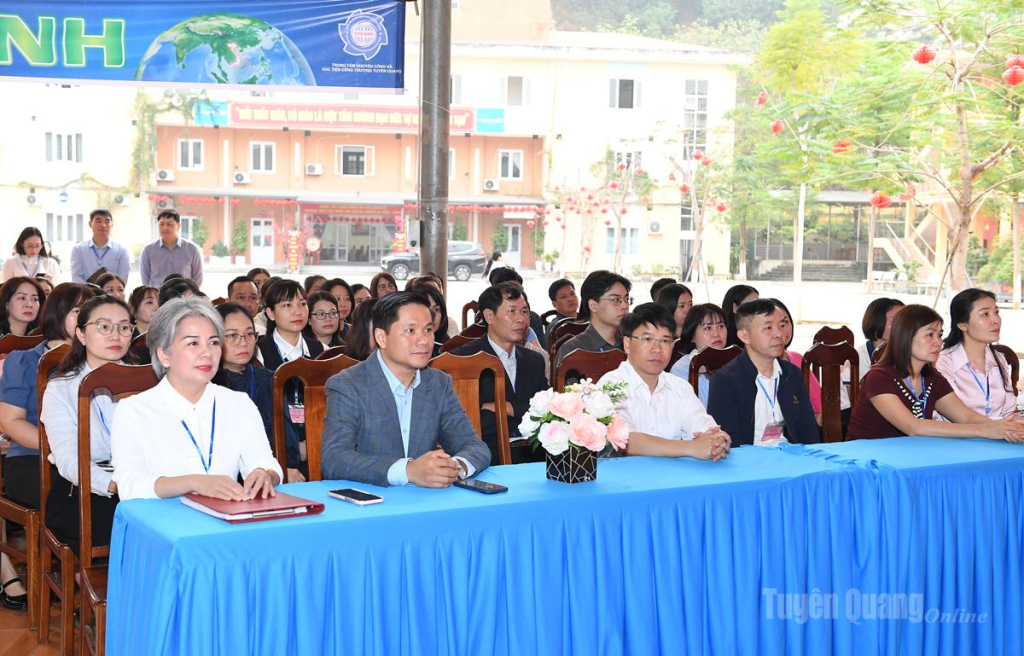 Lãnh đạo Sở Giáo dục và Đào tạo và các đại biểu dự khai mạc.
