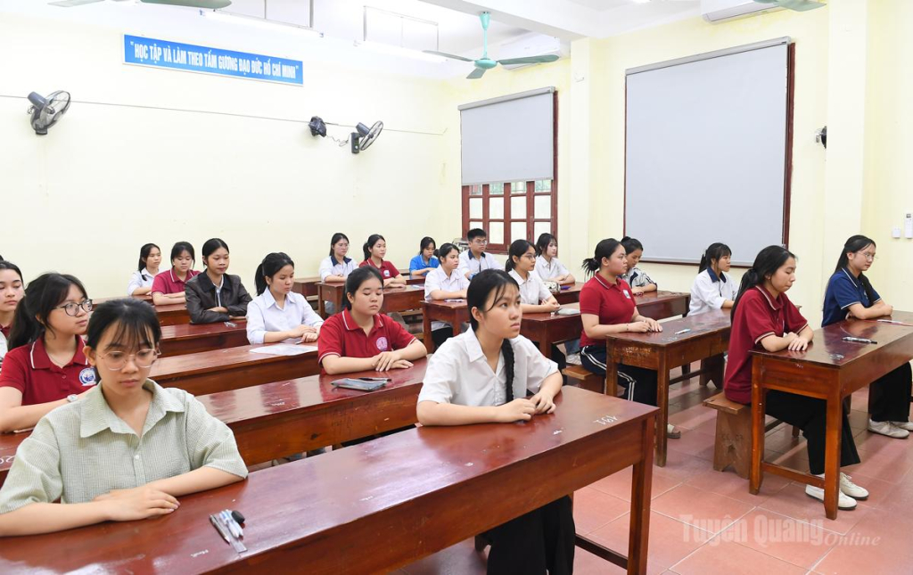 Các thí sinh tham dự kỳ thi tại điểm thi Trường THPT Tân Trào.