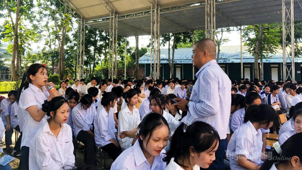 Trường THPT Yên Hoa tổ chức tư vấn hướng nghiệp, giúp học sinh định hướng lựa chọn ngành nghề và đăng ký nguyện vọng phù hợp.