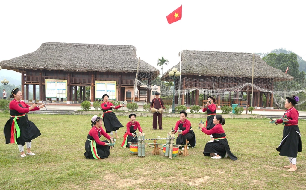 Điệu múa nghi lễ của phụ nữ Cao Lan trong lễ cầu mùa, thể hiện mong muốn về một năm no ấm, đầy đủ