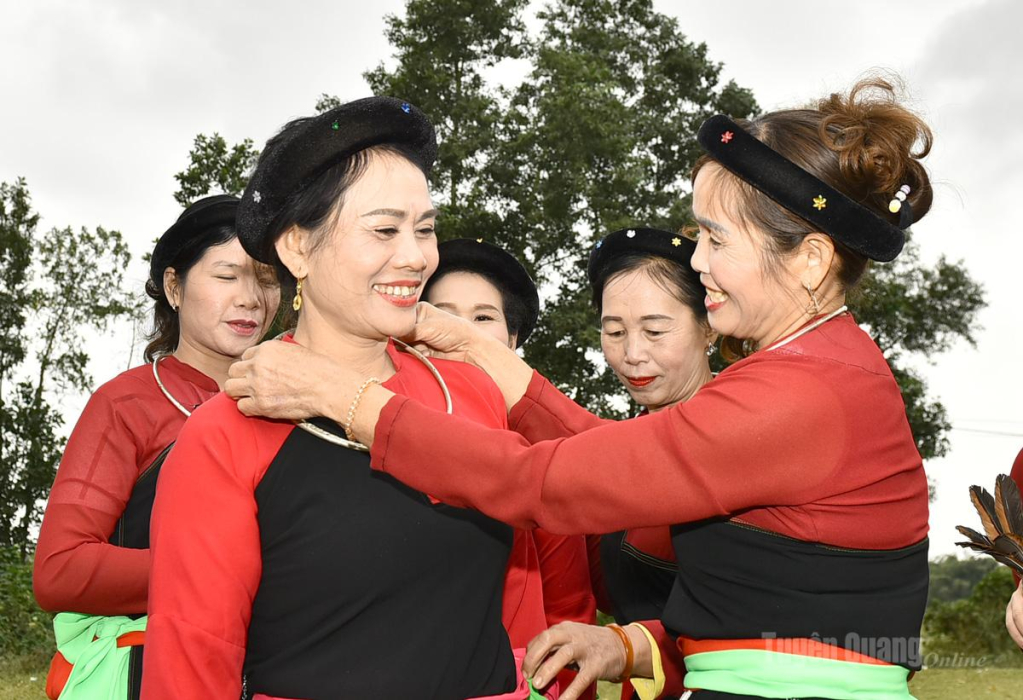 Những điệu sình ca giao duyên trong hội xuân vẫn vang vọng, như tiếng lòng người Cao Lan yêu đời, yêu người, yêu bản sắc dân tộc mình.