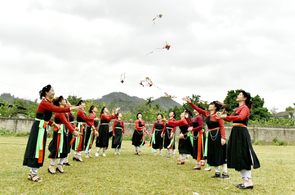 Sình ca hát trong hội xuân thường được hát ban ngày, trong lao động, sinh hoạt của đồng bào Cao Lan.