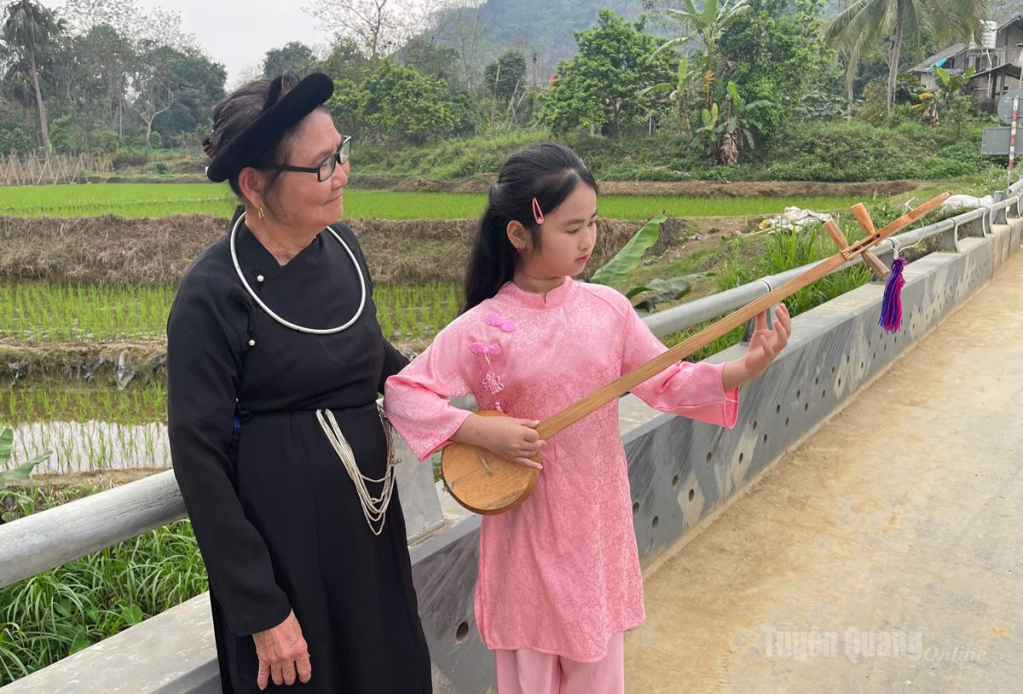 Cháu Hoàng Thiên Hương, học sinh lớp 4 được bà Mỵ dạy đánh đàn Tính, hát Then.