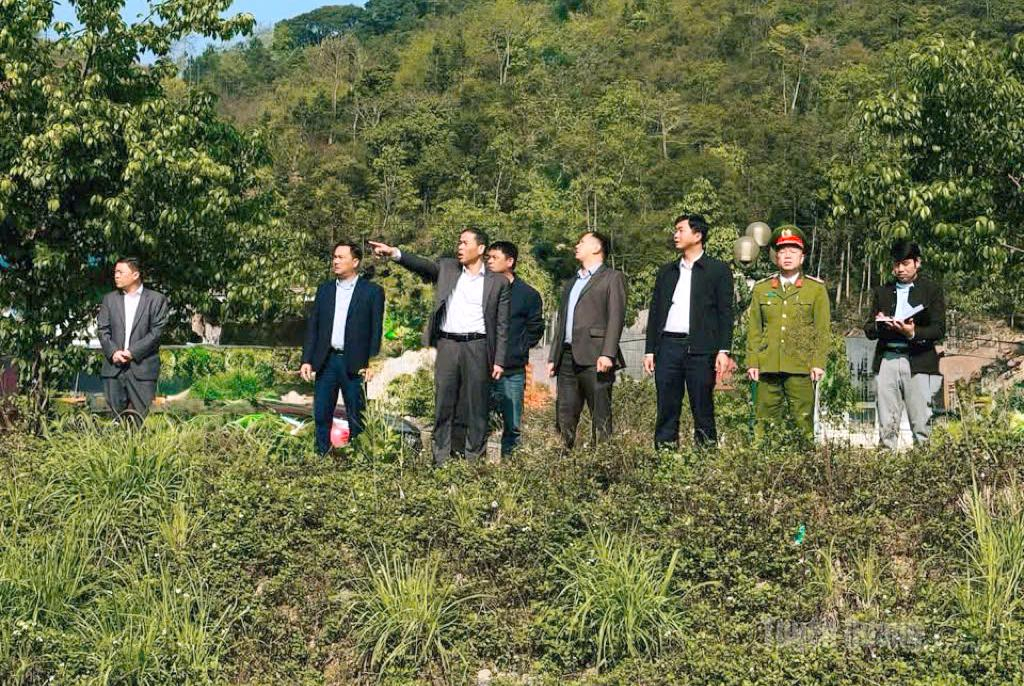 Lãnh đạo xã Lũng Cú quan tâm sát sao trong việc xây dựng trường nội trú liên cấp.