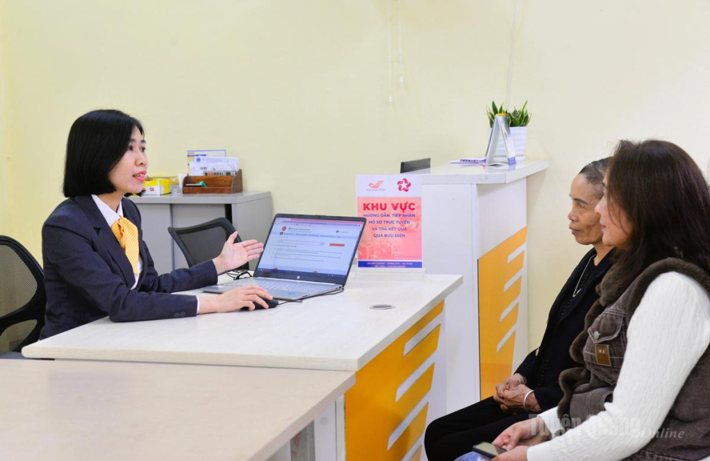 Nhân viên Bưu cục xã Nhữ Khê tư vấn cho người dân các dịch vụ công trực tuyến.