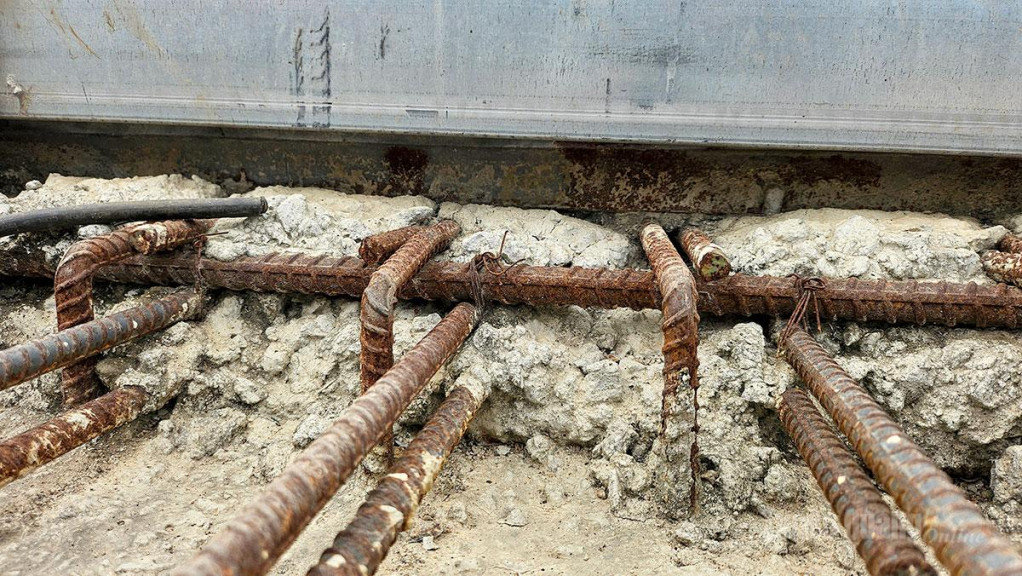 Sắt thép cây cầu tại trung tâm xã Minh Sơn có hiện tương han rỉ.