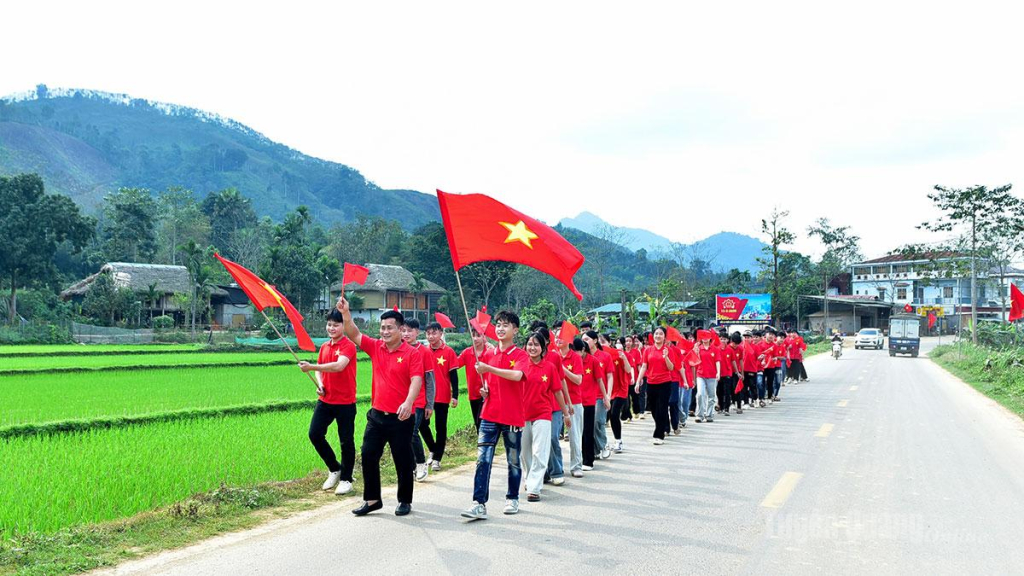 Giáo viên và học sinh trường THCS Tiên Yên, xã Tiên Yên tích cực tham gia tuyên truyền về công tác bầu cử đại biểu Quốc hội khoá XVI và đại biểu HĐND các cấp, nhiệm kỳ 2026-2031 trên địa bàn xã. Ảnh Lý Thịnh (chụp 15 giờ ngày 4-3-2026).