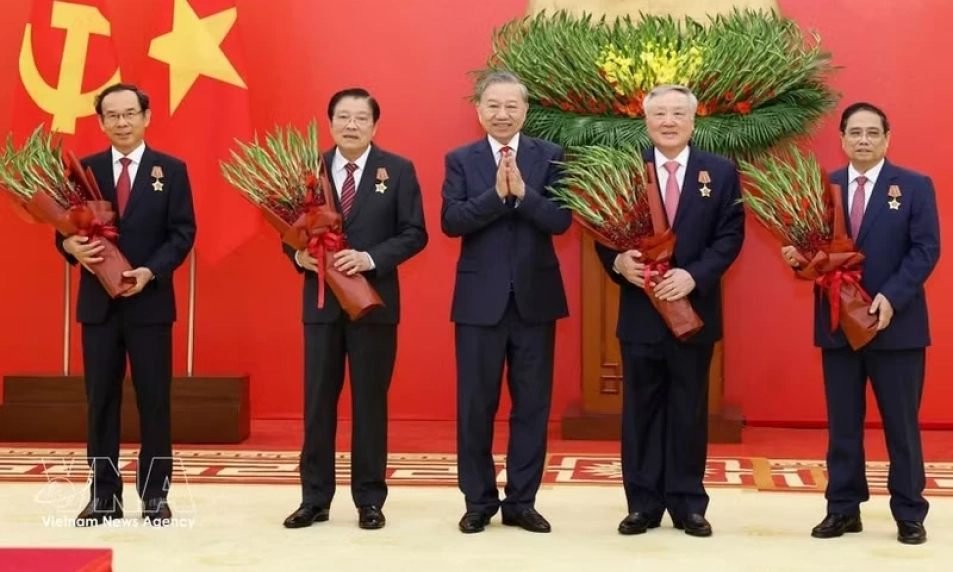Party chief presents elite honours to incumbent, former leaders