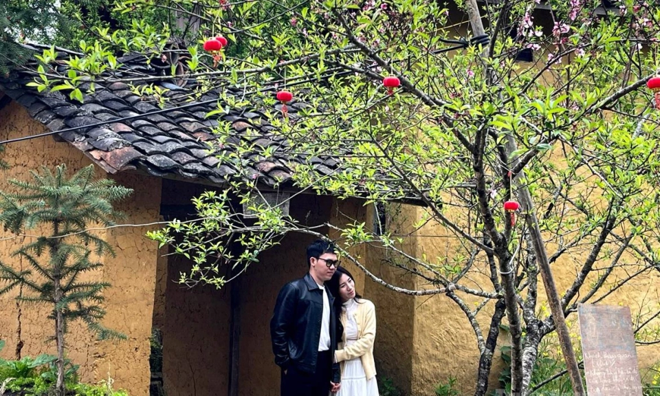 Check in amid the flower season in Lo Lo Chai