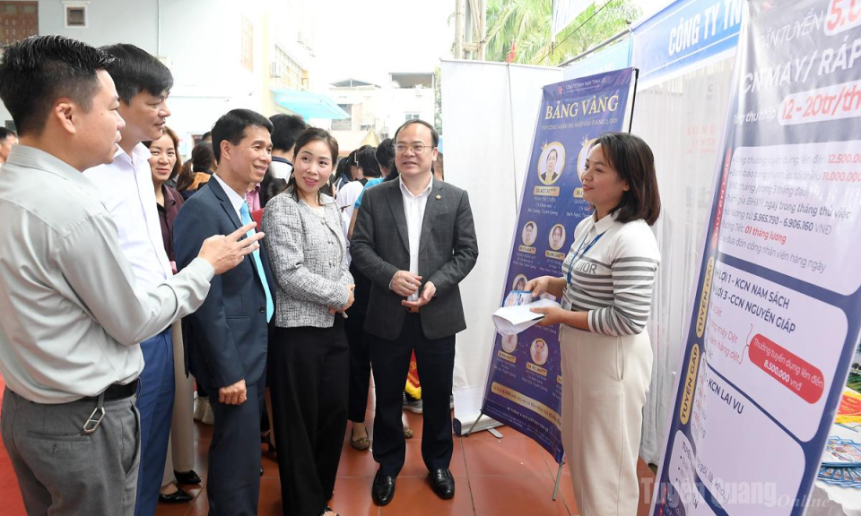 Hơn 1.000 người tham gia Ng&agrave;y hội việc l&agrave;m tỉnh Tuy&ecirc;n Quang năm 2026