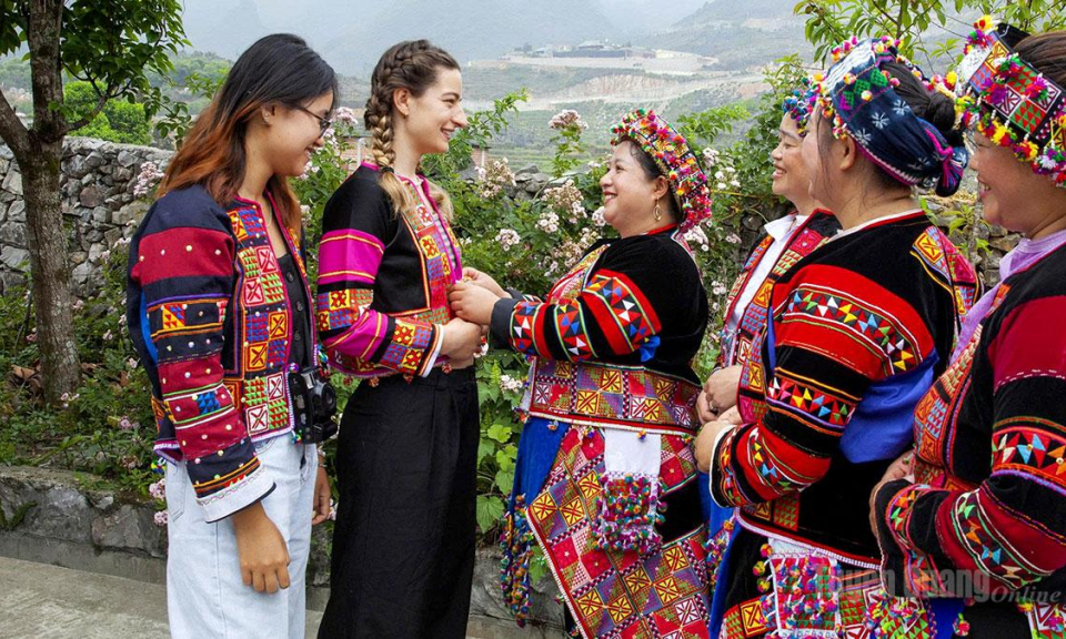 Du kh&aacute;ch quốc tế tr&ecirc;n cao nguy&ecirc;n đ&aacute;