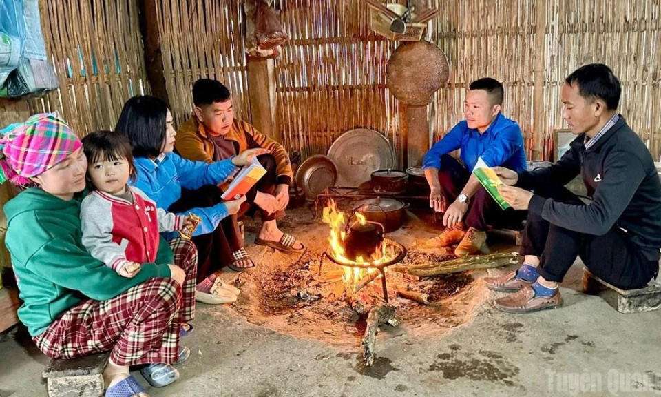 Đo&agrave;n thanh ni&ecirc;n x&atilde; H&ugrave;ng Lợi tuy&ecirc;n truyền c&ocirc;ng t&aacute;c bầu cử