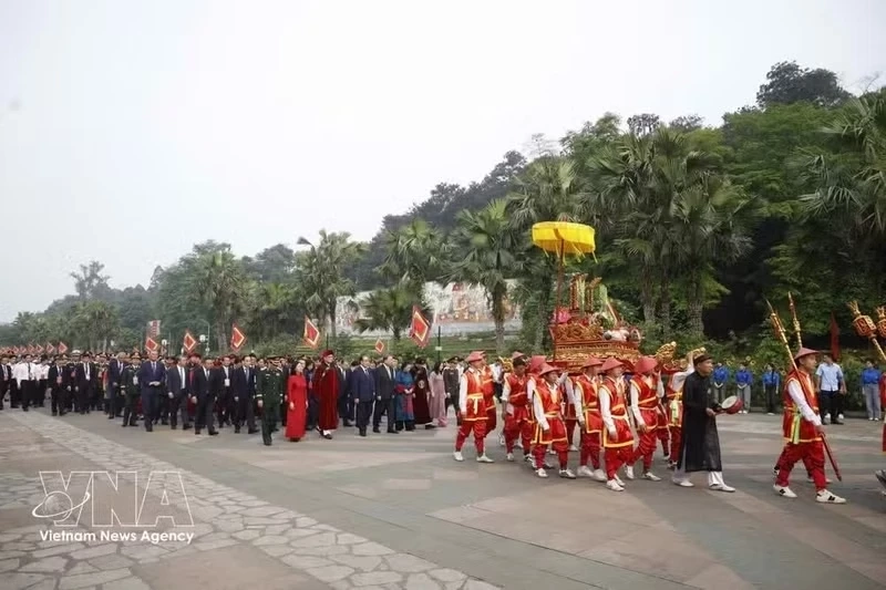 General Secretary and State President To Lam, along with other incumbent leaders and former leaders of the Party and State, proceed to Nghia Linh mountain to offer incense in commemoration of the Hung Kings. (Photo: VNA)