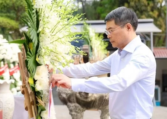 The Prime Minister laid a wreath at the gravesite dedicated to the 10 heroic young female volunteers at Dong Loc T-Junction.