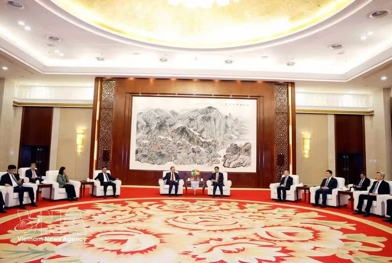 At the meeting between General Secretary of the Communist Party of Viet Nam Central Committee and State President To Lam and Chen Gang, member of the Communist Party of China Central Committee, Secretary of the CPC Committee and Chairman of the Standing Committee of the People’s Congress of the Guangxi Zhuang Autonomous Region (Photo: VNA)