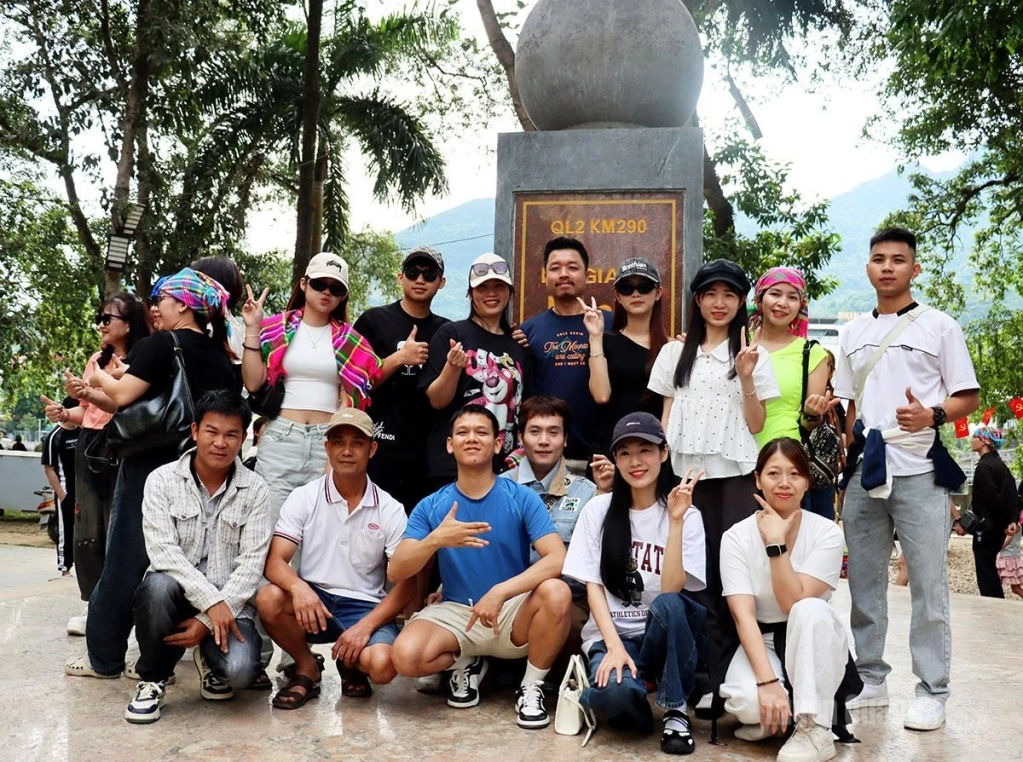 Early on April 30, crowds of residents and tourists gathered at the Km 0 landmark in Ha Giang 1 Ward for sightseeing and photos.