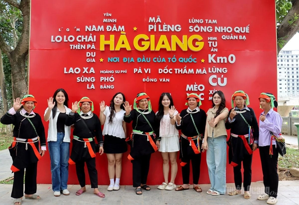 Tourists pose for photos with Dao ethnic people from Tuyen Quang.