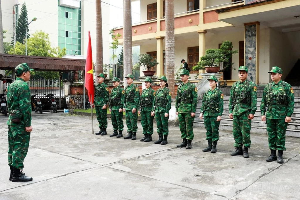 Officers and soldiers of the Thanh Thuy International Border Gate Border Guard Station review tasks and deploy plans for joint border patrol operations.