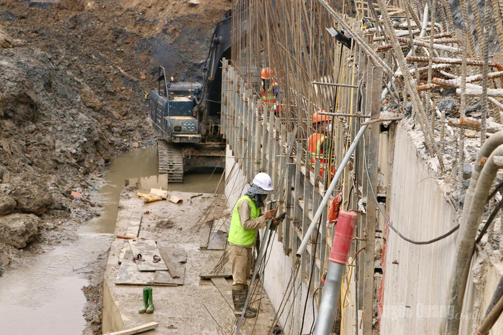 According to the design, the project involves constructing a solid embankment made of concrete and reinforced steel with a length of more than 174 meters. To date, approximately 40% of the construction volume has been completed.
