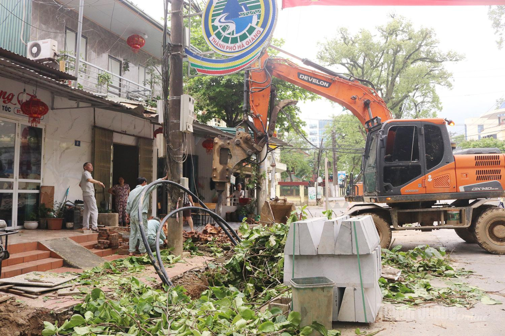On August 20 Street (the section from the intersection with Le Quy Don Street to the junction with Tran Hung Dao Street), workers are operating continuously, taking advantage of favorable weather to complete the project.