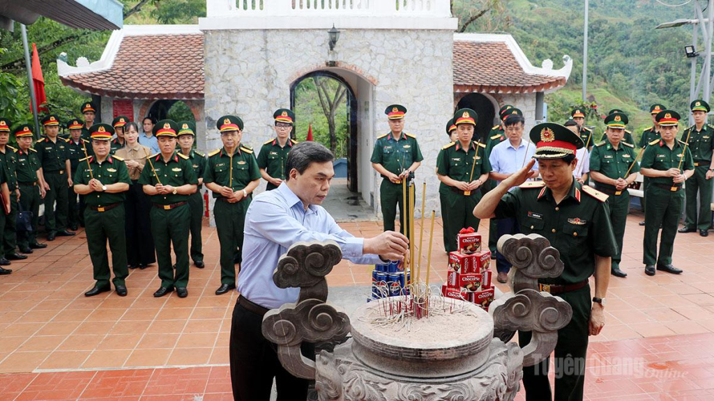 Phó Bí thư Tỉnh uỷ, Chủ tịch Uỷ ban MTTQ tỉnh Ma Thế Hồng dâng hương tại Đền thờ các Anh hùng Liệt sĩ mặt trận Vị Xuyên, điểm cao 468, thôn Nặm Ngặt, xã Thanh Thuỷ.