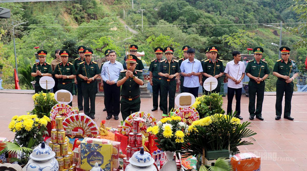 Đoàn công tác dâng hoa, dâng hương tại Đền thờ các Anh hùng Liệt sĩ mặt trận Vị Xuyên, điểm cao 468, thôn Nặm Ngặt, xã Thanh Thuỷ.