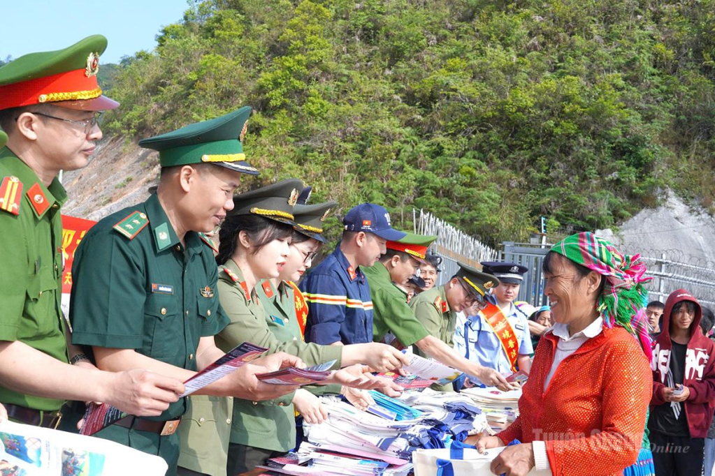 Lực lượng chức năng phối hợp tuyên truyền pháp luật, phát tờ rơi cho người dân tại khu vực cửa khẩu song phương.