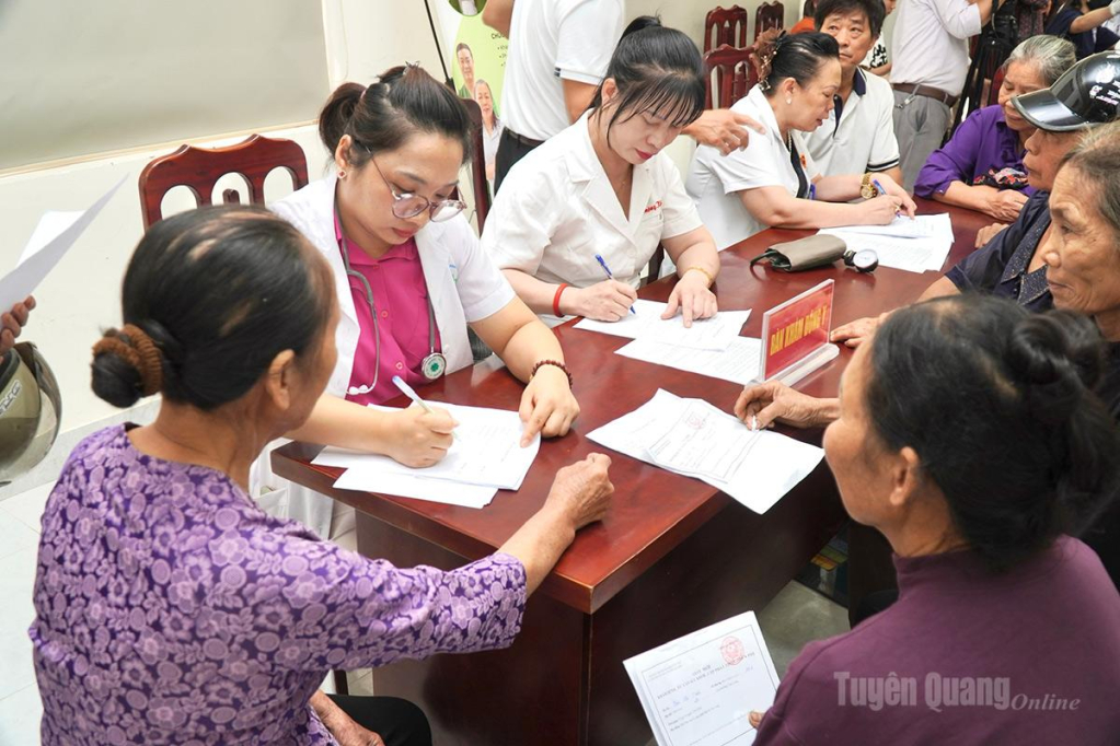 Đông đảo người dân trên địa bàn xã Tân Long đến khám, tư vấn sức khoẻ.