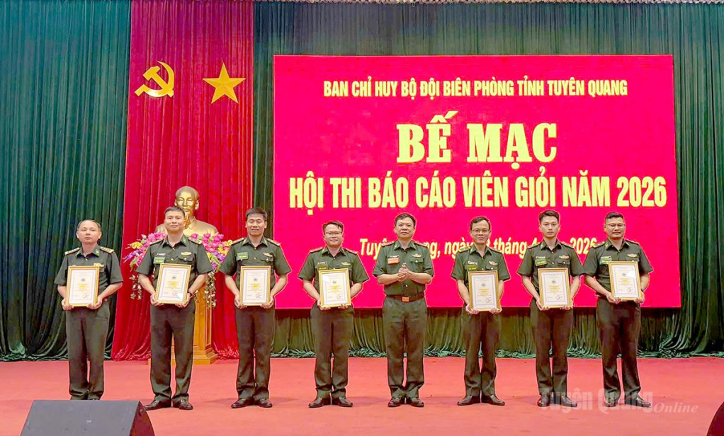 Lãnh đạo Ban Chỉ huy Bộ đội Biên phòng tỉnh trao giải cho các thí sinh có thành tích xuất sắc.