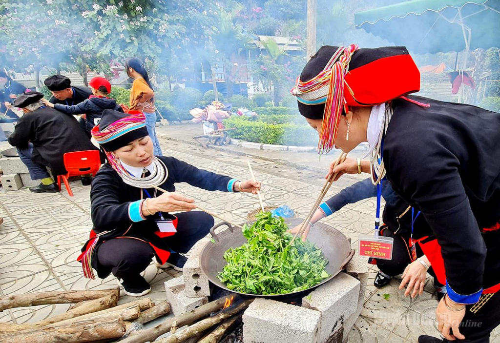 Phụ nữ dân tộc Sán Chỉ, giữ nghề sao chè Shan tuyết truyền thống.              Ảnh: cảnh  trực