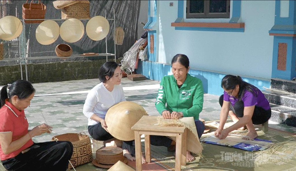 Bà Ma Thị Liền, Tổ phó Tổ hợp tác Mây tre đan  xã Minh Quang chia sẻ về những trăn trở để giữ gìn nghề truyền thống.