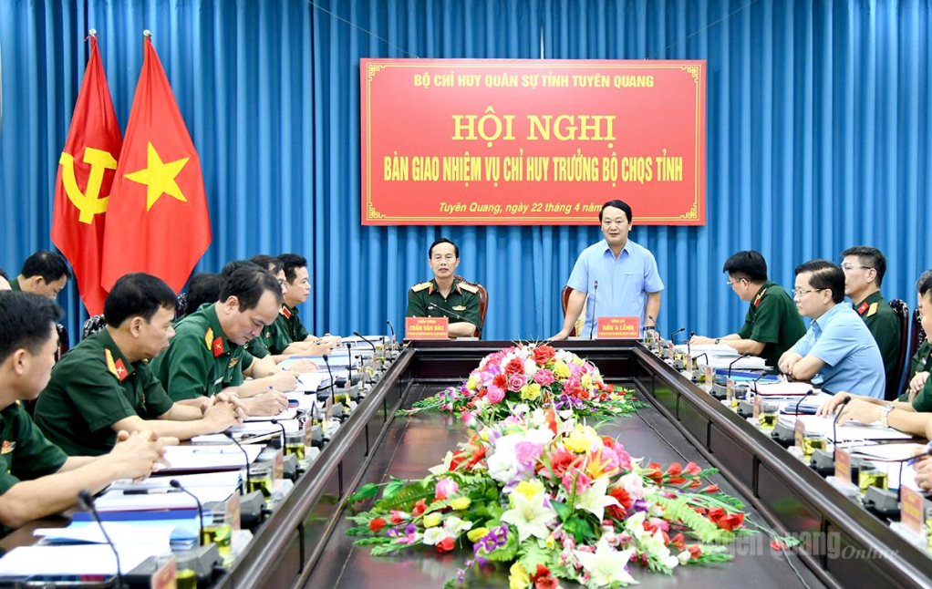 Đồng chí Bí thư Tỉnh ủy, Bí thư Đảng ủy Quân sự tỉnh Hầu A Lềnh phát biểu tại hội nghị.