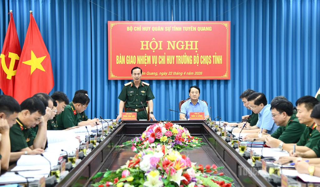 Đồng chí Thiếu tướng Thiếu tướng Trần Văn Bắc, Tư lệnh Quân khu 2 phát biểu tại hội nghị.