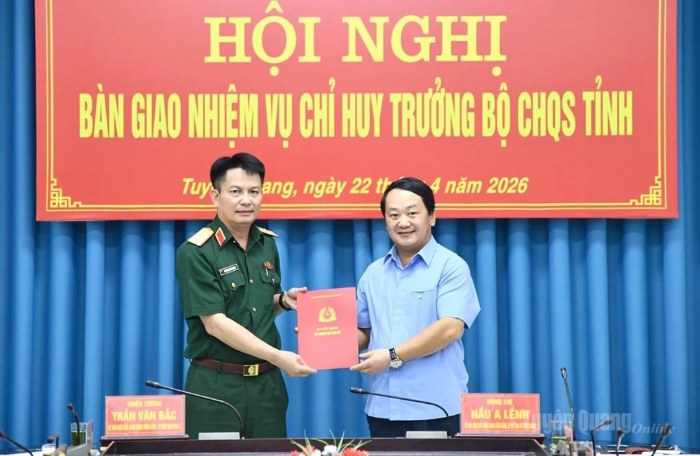 Đồng chí Bí thư Tỉnh ủy, Bí thư Đảng ủy Quân sự tỉnh Hầu A Lềnh trao Quyết định chỉ định Thiếu tướng Nguyễn Đình Cương tham gia Ban Chấp hành, Ban Thường vụ Đảng ủy và giữ chức vụ Phó Bí thư Đảng ủy Quân sự tỉnh.