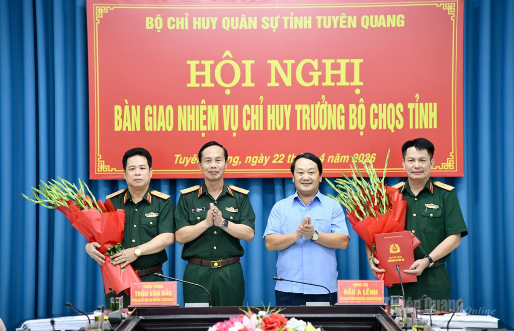Đồng chí Tư lệnh Quân khu Trần Văn Bắc và đồng chí Bí thư Tỉnh ủy Hầu A Lềnh tặng hoa chúc mừng các đồng chí trên cương vị mới.