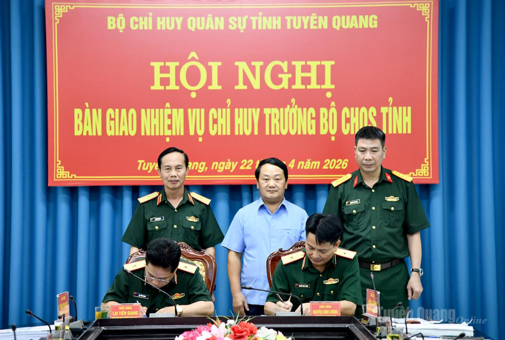 Các đại biểu chứng kiến ký kết bàn giao nhiệm vụ Chỉ huy trưởng Bộ CHQS tỉnh Tuyên Quang.