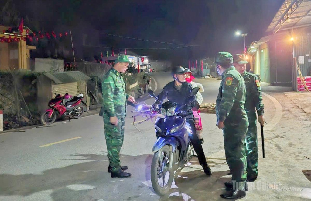 Cán bộ Đồn Biên phòng Cửa khẩu Săm Pun kiểm tra, kiểm soát người và phương tiện lưu thông trên địa bàn.