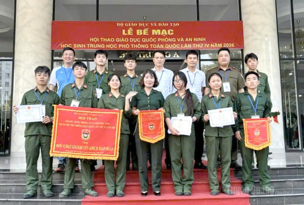 Đoàn Sở Giáo dục và Đào tạo tỉnh Tuyên Quang chụp ảnh lưu niệm tại Hội thao.