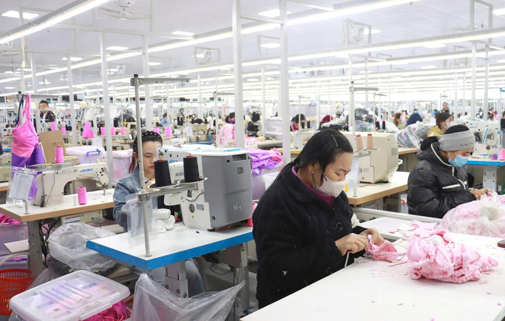 Công nhân sản xuất tại xưởng may trong Khu công nghiệp Bình Vàng, góp phần hiện thực hóa mục tiêu thu hút đầu tư, giải quyết việc làm và thúc đẩy phát triển công nghiệp địa phương.