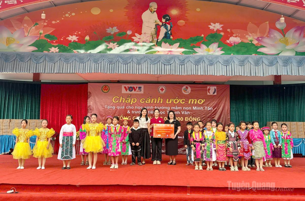 Đại diện các đơn vị, nhà tài trợ trao hỗ trợ trong Chương trình “Chắp cánh ước mơ” cho học sinh Trường Mầm non Minh Tân (xã Minh Tân) và trường PTDTBT Tiểu học Thanh Vân (xã Nghĩa Thuận).