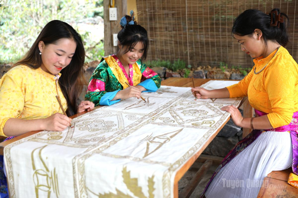 Các thiếu nữ người Mông thôn Thèn Pả, xã Lũng Cú luôn duy trì và phát huy giữ dìn nghề truyền thống nghệ thuật vẽ sáp ong của dân tộc Mông.