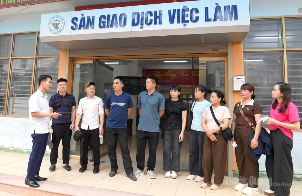 Lãnh đạo Trung tâm Dịch vụ việc làm và lưu trữ lịch sử tỉnh động viên người lao động trước khi xuất cảnh đi làm việc tại Hàn Quốc.