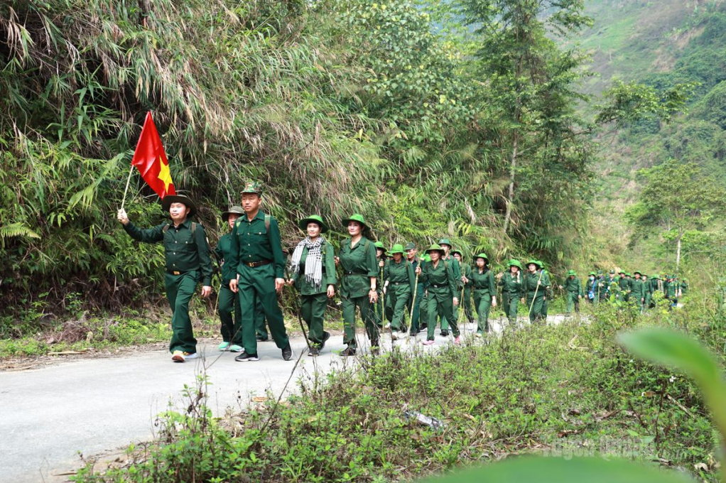 Mỗi mùa Hành quân theo bước chân anh thu hút hàng trăm du khách trong và ngoài tỉnh tham gia.
