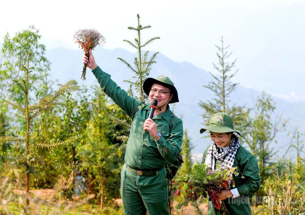 Các chương trình văn nghệ với chủ đề Tiếng hát át tiếng bom tái hiện khí thế hào hùng, thắp lên ký ức một thời lửa đạn không thể nào quên.