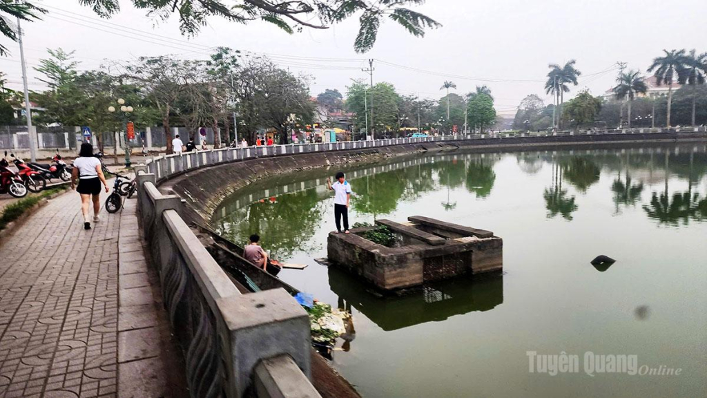 Gia đình cần quản lý con em sau giờ tan học, tránh tai nạn đuối nước. Trong ảnh: Học sinh câu cá, bất chấp biển cấm câu cá và nguy hiểm tại hồ Tân Quang. (ảnh chụp hồi 17h30 ngày 27-3-2026). Ảnh: QuốcViệt