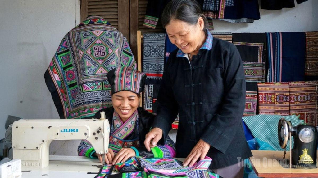 Người dân  thôn Nậm Lương  truyền dạy nghề thêu trang phục truyền thống  của dân tộc Bố Y. Ảnh: Thanh tùng  