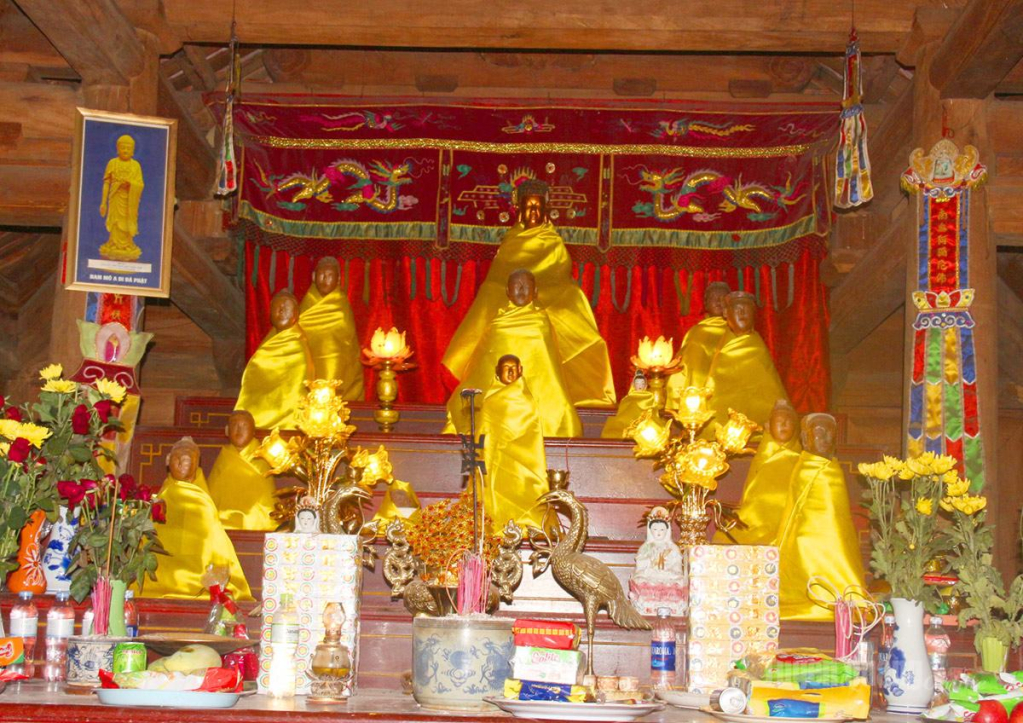 Những pho tượng Phật cổ tại chùa Phúc Lâm Tự (ảnh trái); Đá kê cột là những phiến đá tự nhiên được gia công, chế tác theo những hình dạng khác nhau để kê cột (ảnh phải).